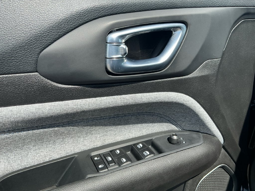 2025 Jeep Compass Latitude Dual–Pane Panoramic